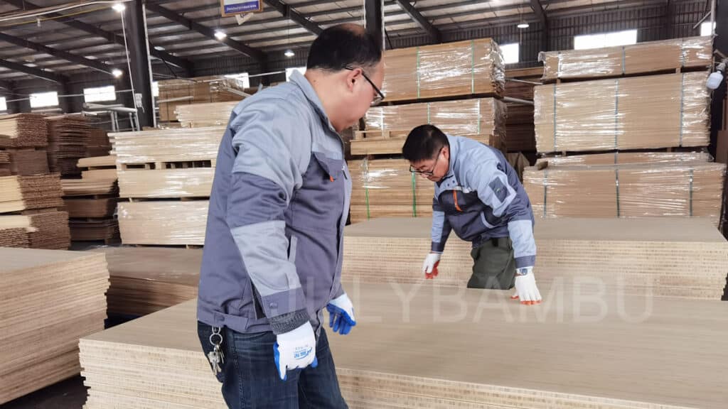 quality inspection of the surface of 19mm bamboo boards